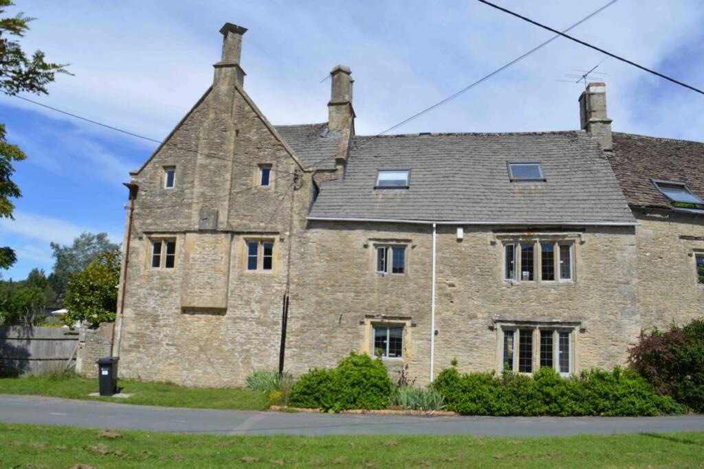 The Old Manor Coach House Apartment Cirencester Exterior photo